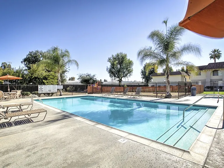 Shadow Mountain Apartments — Photo 32