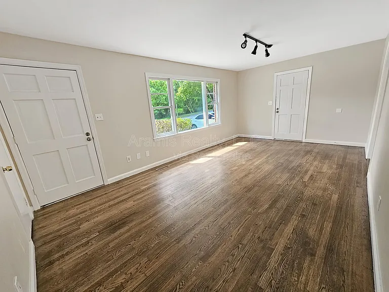 605 Green Acres Rd SE — Photo 6