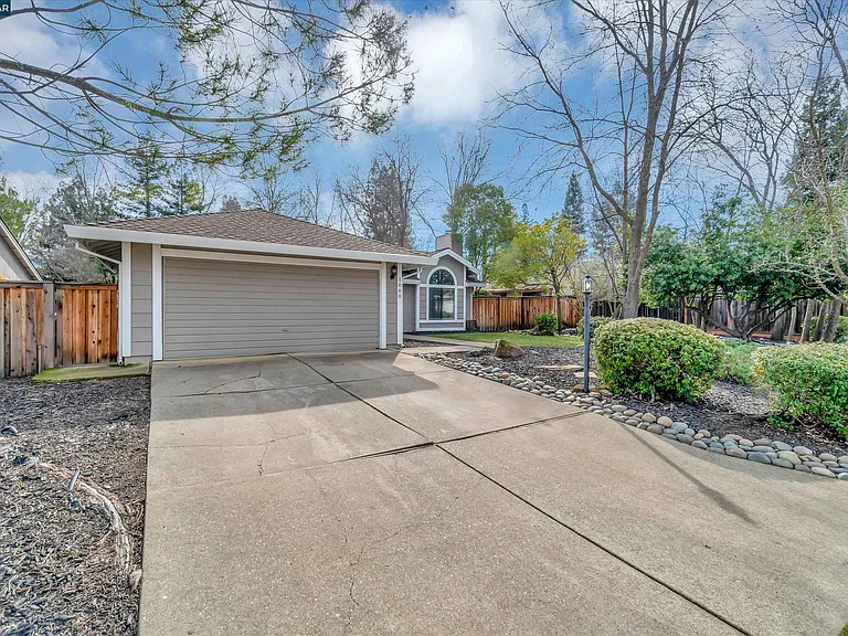 1060 Saint Andrews Dr — Photo 2