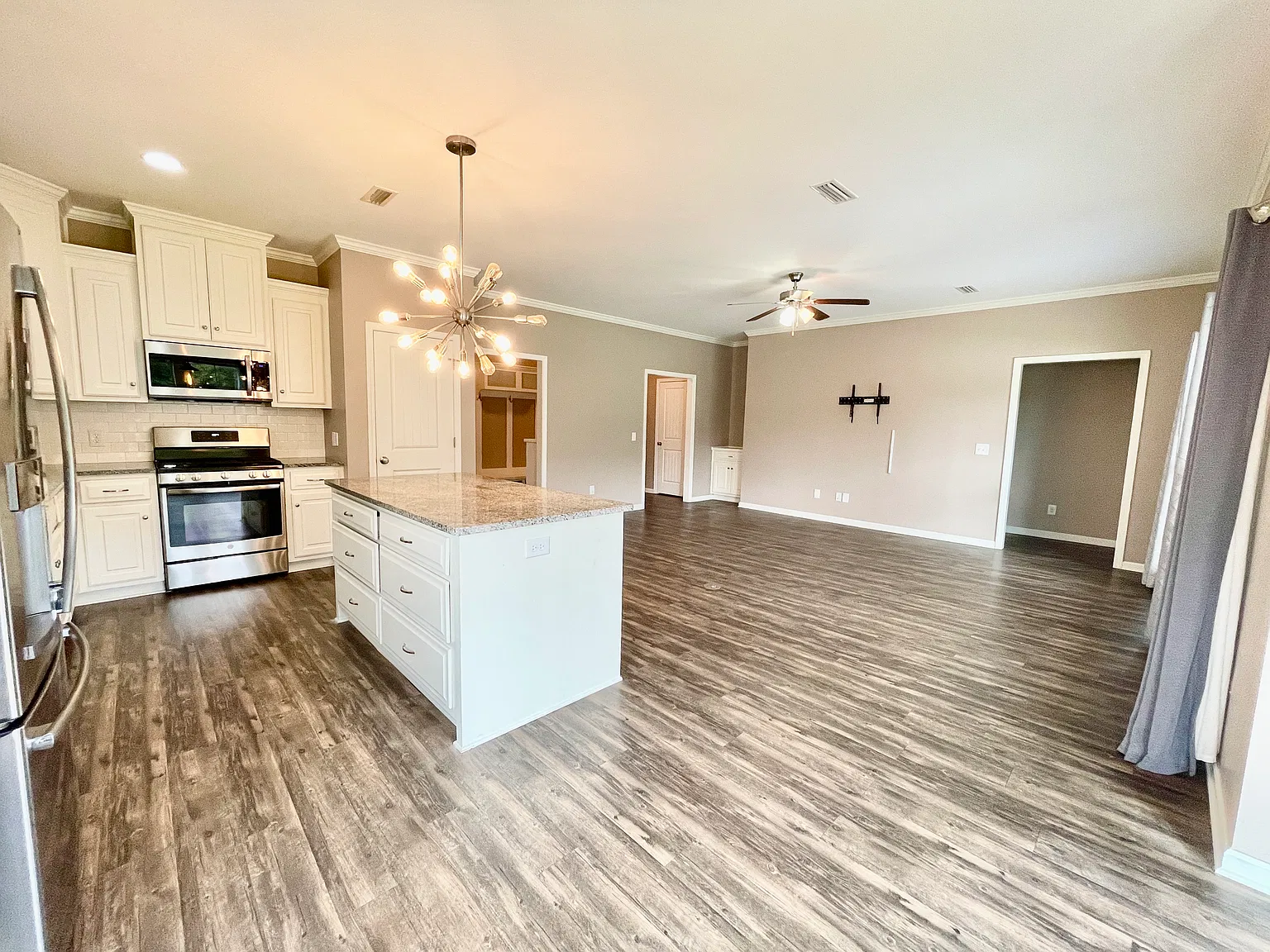 3 bed, 1809 sqft, $2,350 — Photo 3