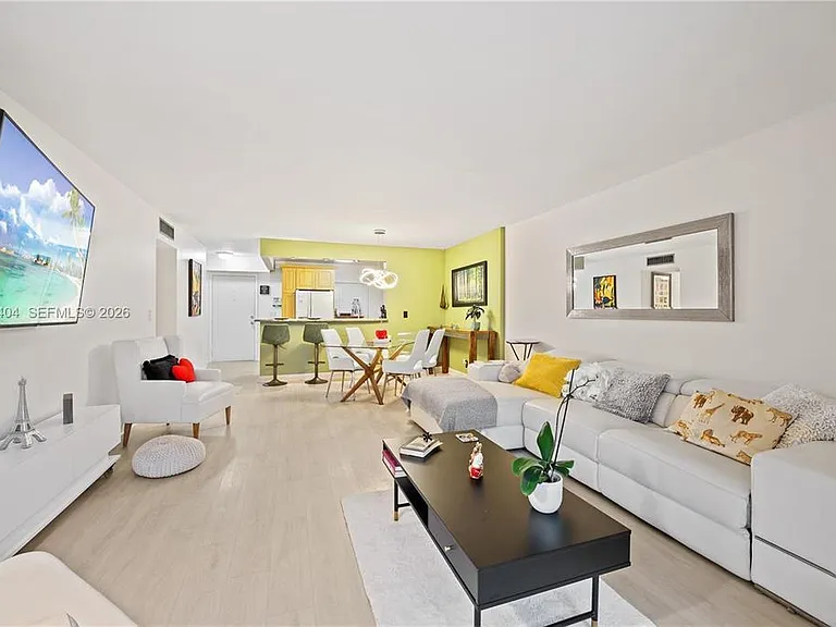 424 SE 10th St #104 — Photo 8