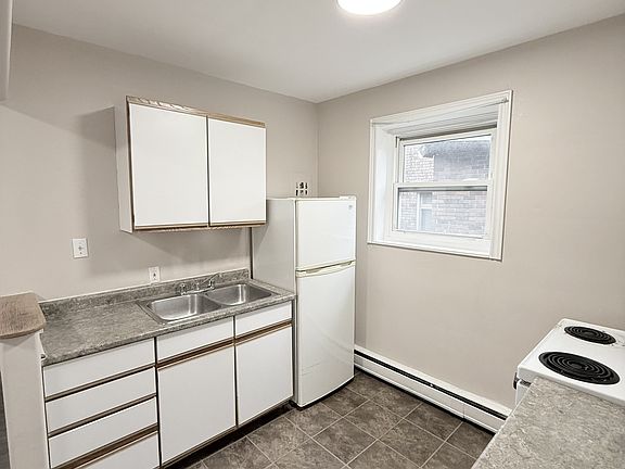 4th image of 1590 Ouellette Ave Unit 202
