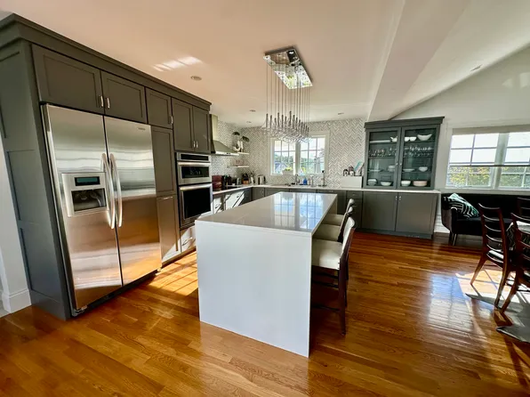 3 Day Cir, Woburn, MA 01801