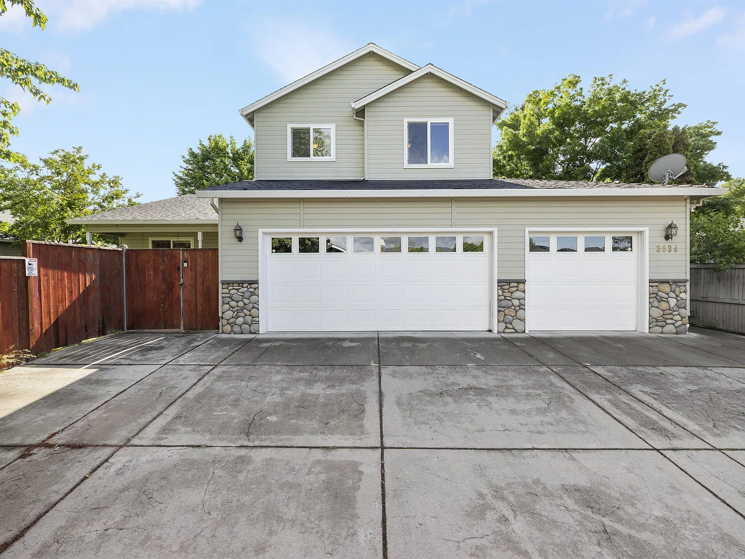 364, ID # 3034 Colonial Avenue - 1 — Photo 2