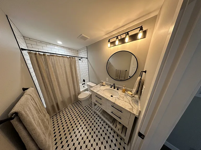 BATH W/ TUB SHOWER
