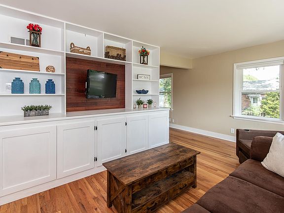 3rd image of 10609 Saint Lawrence Ln