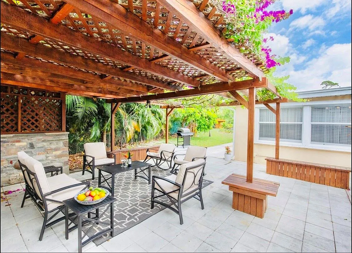5 bed, 3.0 bath, 2432 sqft, $7,650 — Photo 2