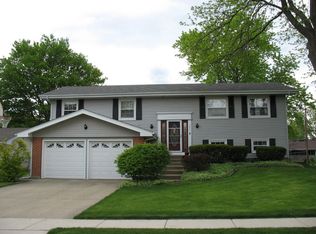 1295 Mayfield Ln, Hoffman Estates, IL 60169