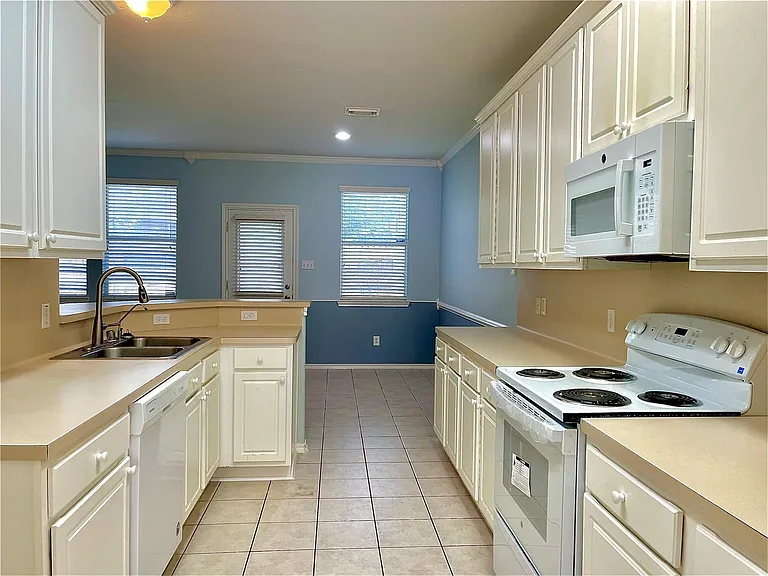 6111 Morningshire Ln — Photo 12