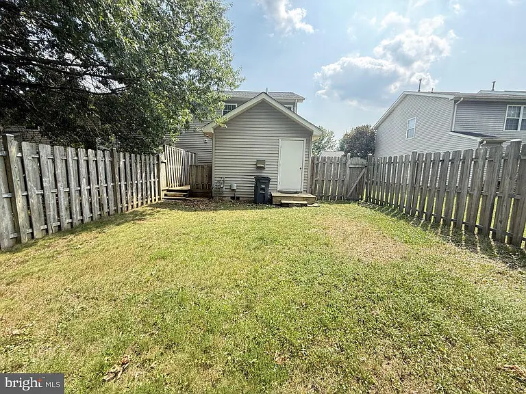 301 Sutton Ct — Photo 16