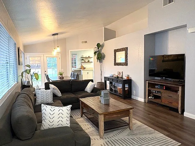3 bed, 1217 sqft, $3,670 — Photo 4