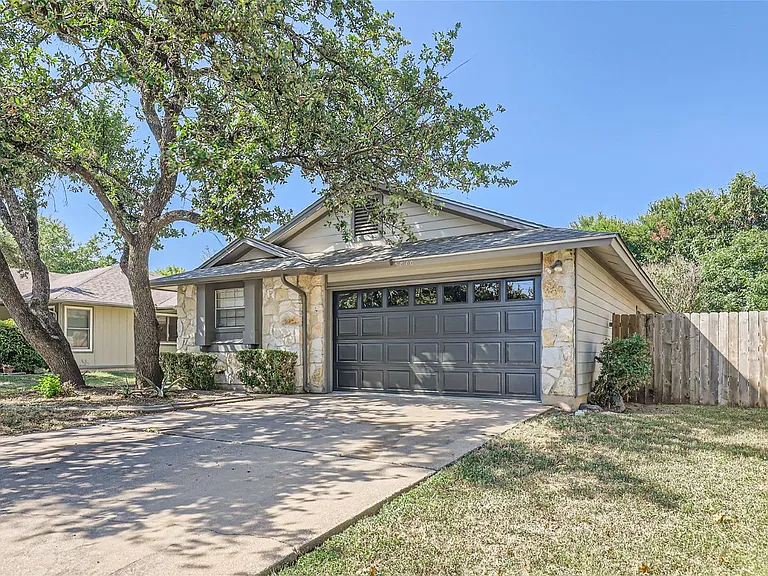 5810 Avery Island Ave — Photo 3