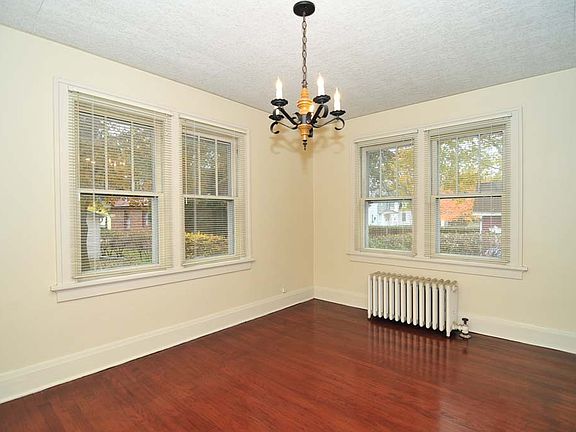 3rd image of 910 Oakland Ave