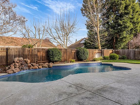 2nd image of 1761 Meadowlark Way