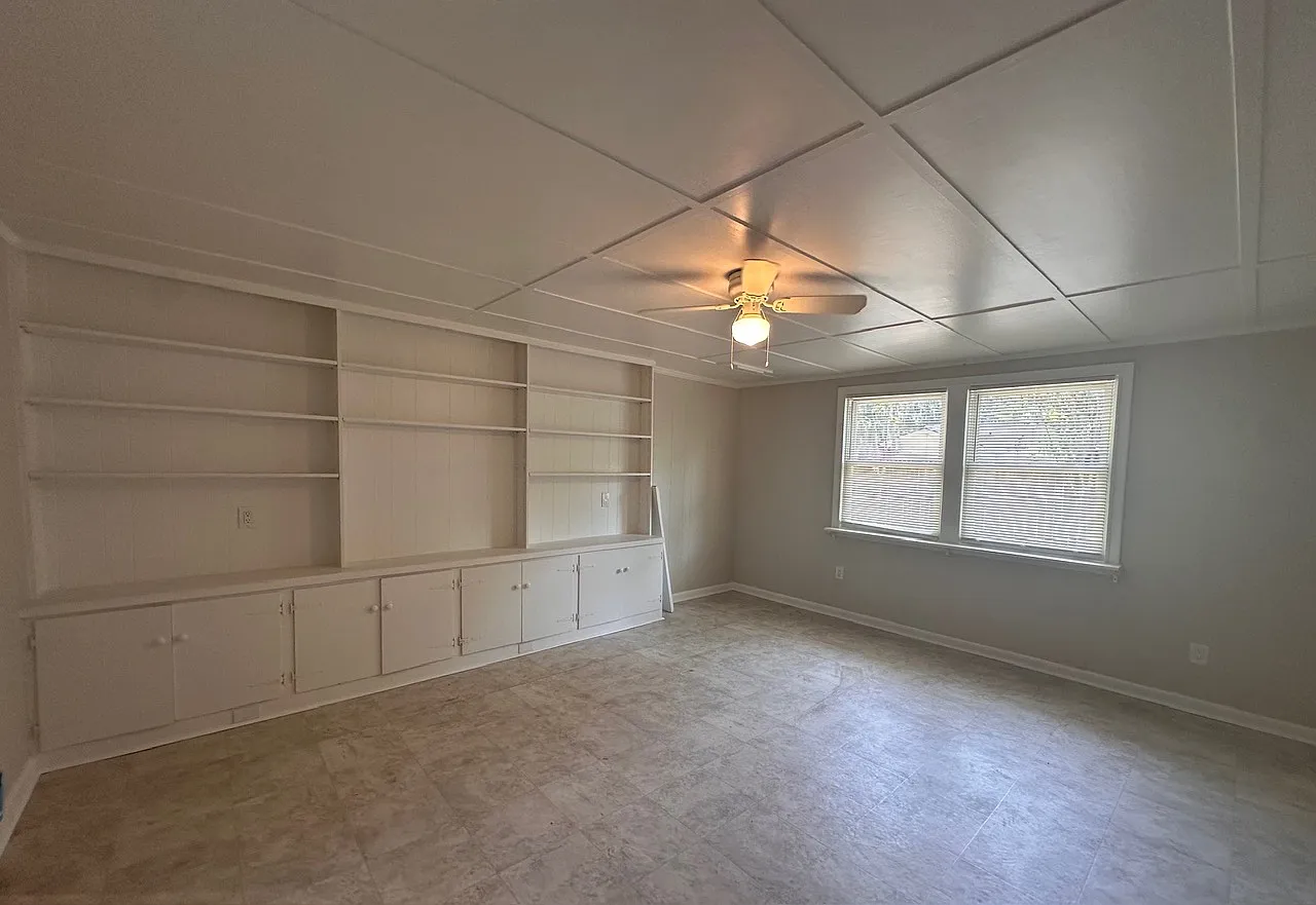 3 bed, 1817 sqft, $2,495 — Photo 2