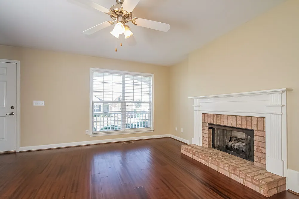 3 bed, 2.0 bath, 1865 sqft, $2,210 — Photo 2