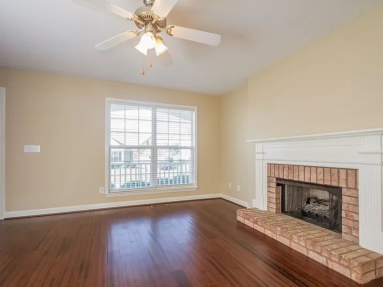 1014 Persimmon Dr — Photo 2