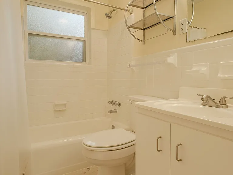 2BR on UGA Bus Route Minutes from UGA & Downtown Athens — Photo 11