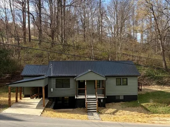 150 4th St, Mount Hope, WV 25880