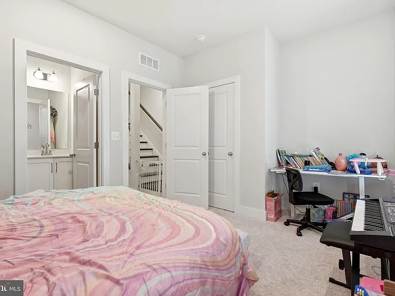 153 Locke St — Photo 28