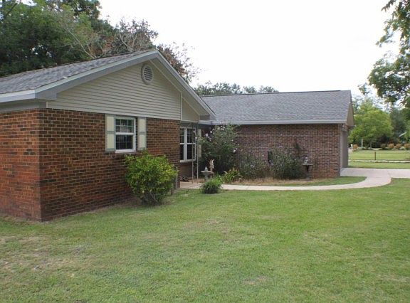 5th image of 221 Patrick Dr