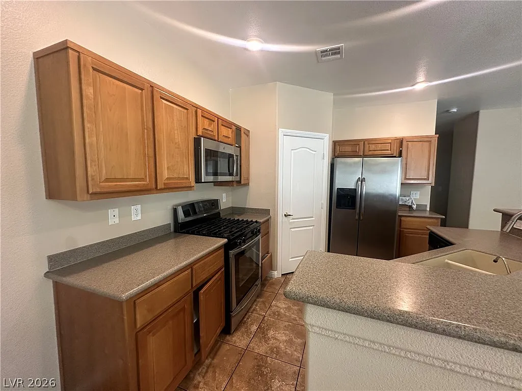 3 bed, 2.5 bath, 1670 sqft, $2,090 — Photo 2