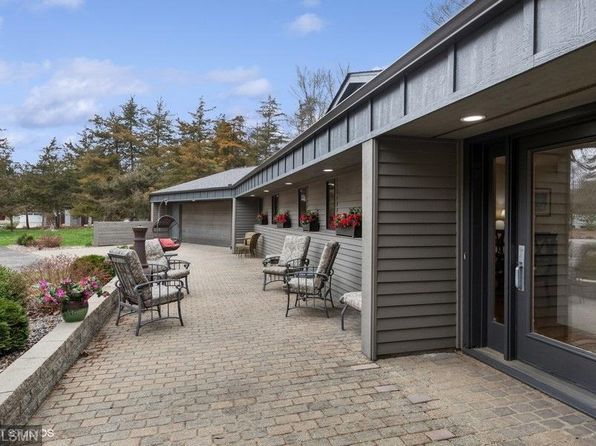 403 Ridgecrest Dr, Cannon Falls, MN 55009