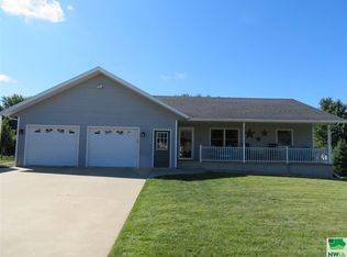 1212 8th St, Hull, IA 51239