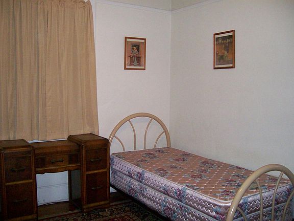 5th image of 802 Holmes St