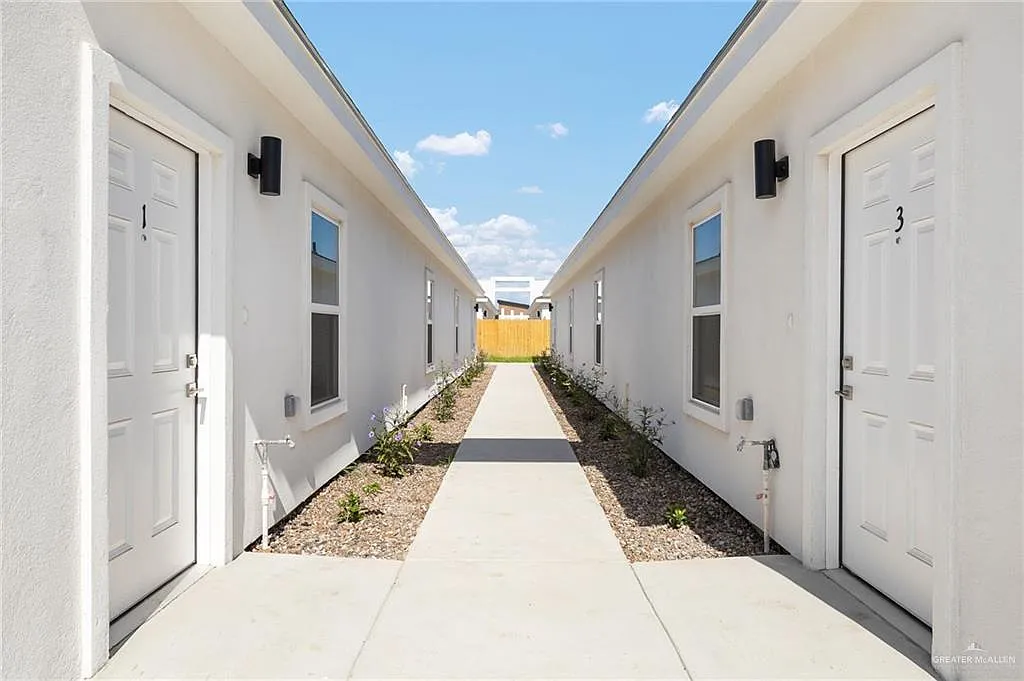 3 bed, 2.0 bath, 1050 sqft, $1,350 — Photo 2