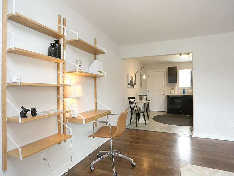 1073 Hollywood Rd NW — Photo 3