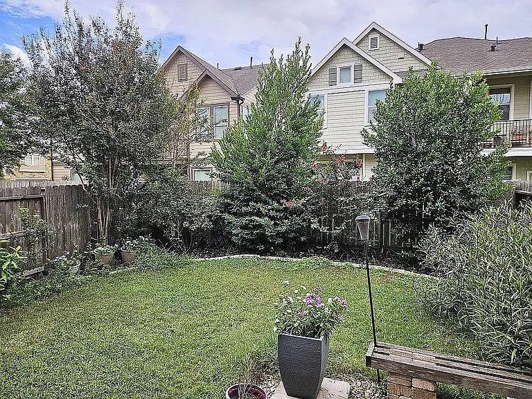 23311 Isola St — Photo 12