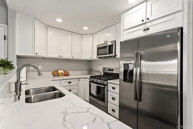 2 bed, 942 sqft, $3,150 — Photo 3