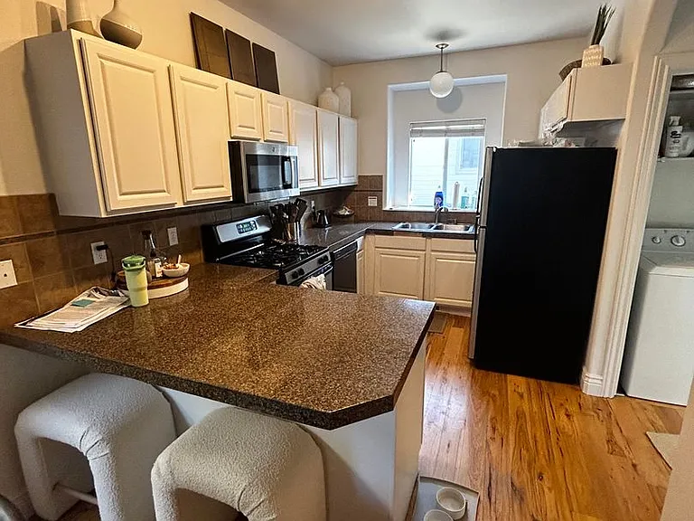 1218 E Franklin St — Photo 2