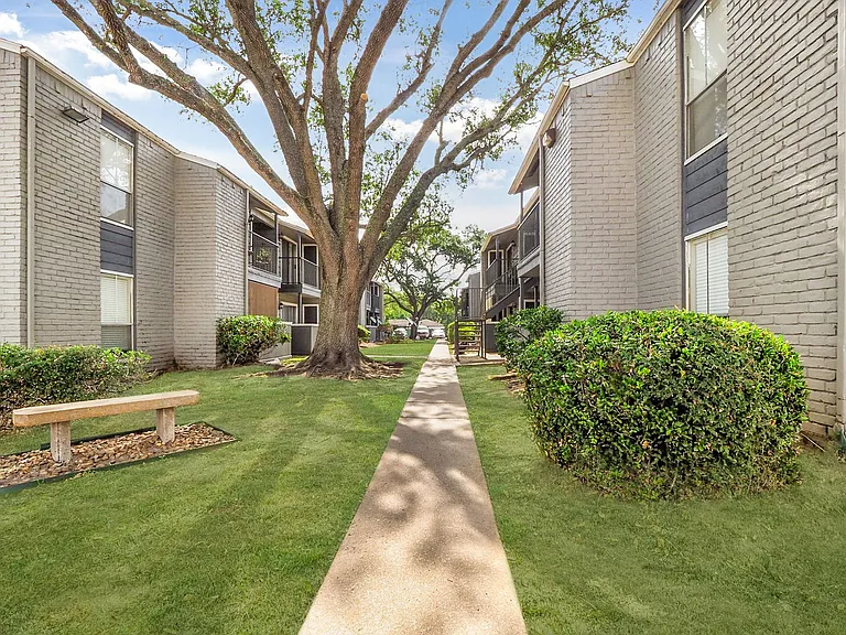 Cambridge Apartments — Photo 6