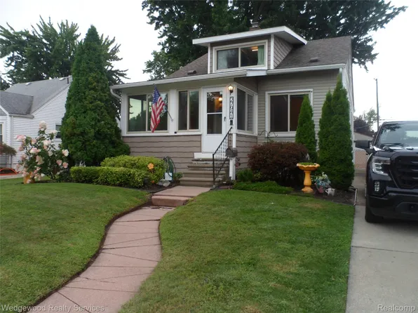27941 Florence St, Saint Clair Shores, MI 48081