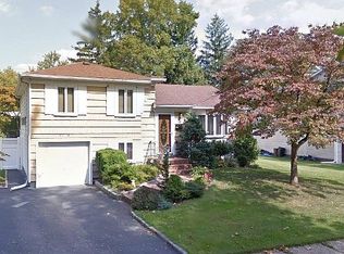 20 Saturn Ct, Syosset, NY 11791