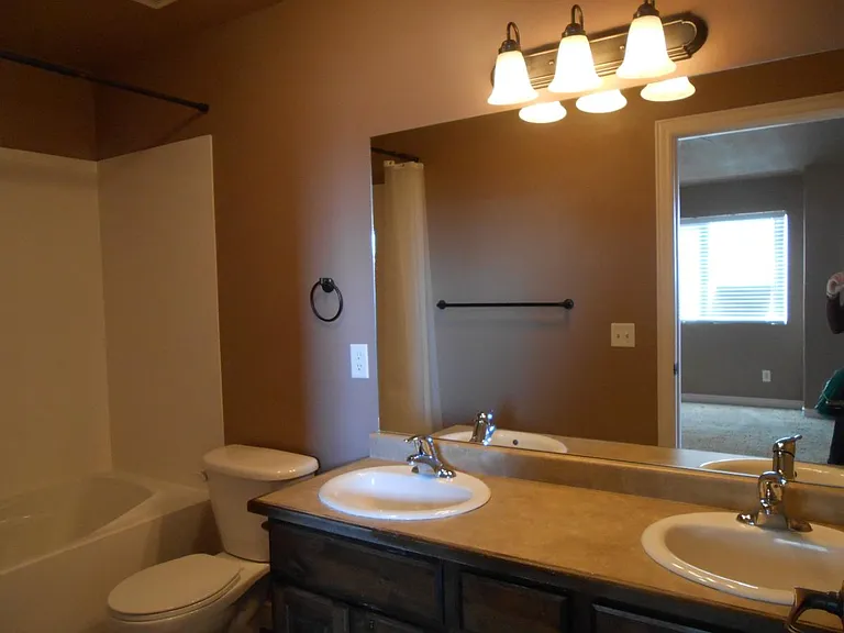 385 S 930 W — Photo 9