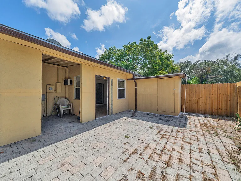 221 NW 43rd Pl — Photo 32