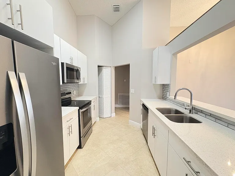 1220 NW 15th Ave #A — Photo 2