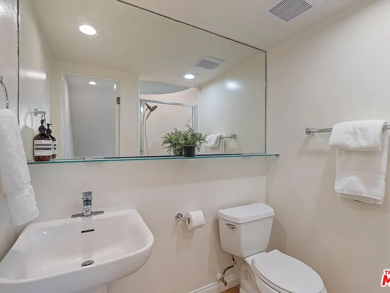 821 Bay St #C1 — Photo 18