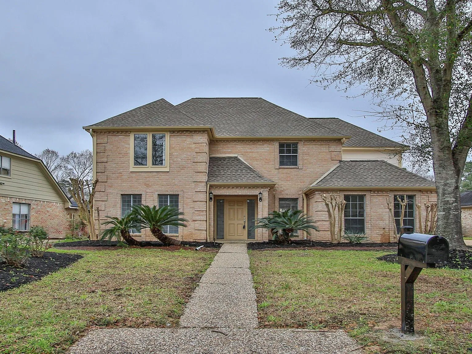 5 bed, 3.5 bath, 3240 sqft, $2,900 — Photo 2