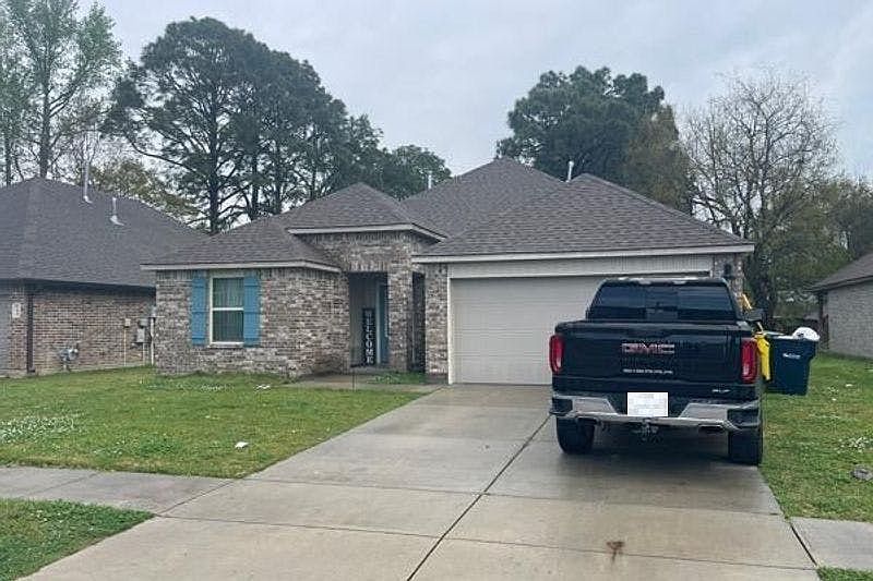 1st image of 107 Saddle Crest Dr