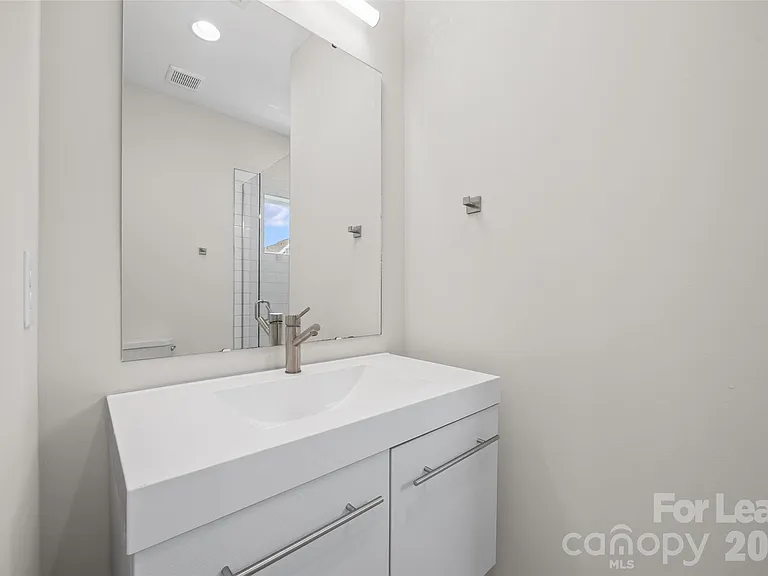 840 E 18th St #B — Photo 16