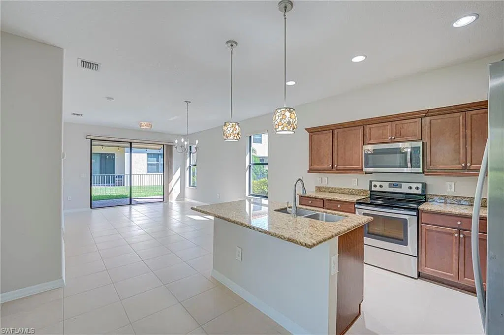 2 bed, 2.0 bath, 1366 sqft, $2,000 — Photo 2
