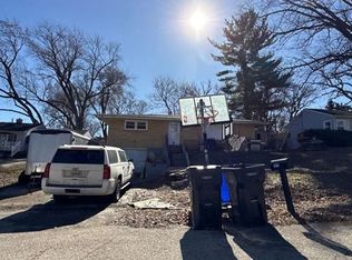 1817 W Oakleaf Dr, McHenry, IL 60051