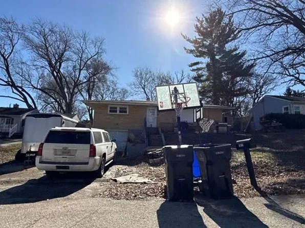 1817 W Oakleaf Dr, McHenry, IL 60051