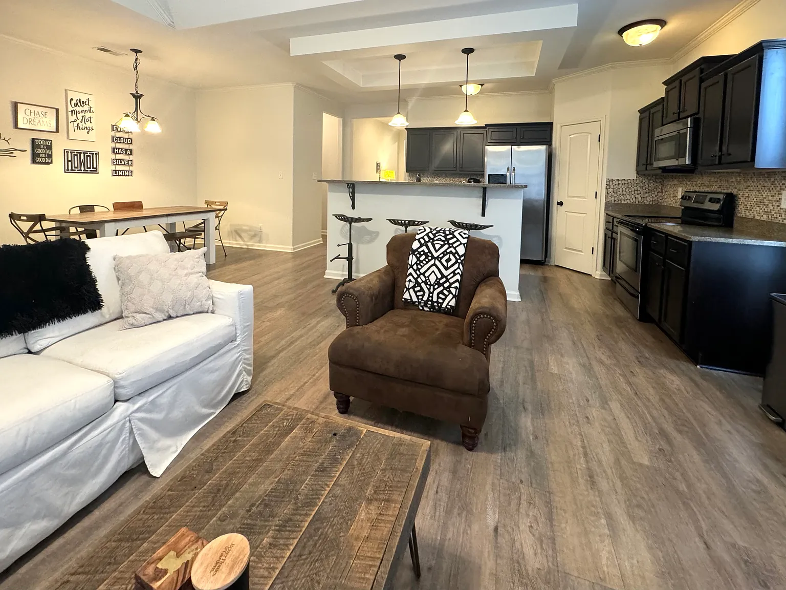 4 bed, 2337 sqft, $6,480 — Photo 3