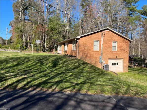 263 Lewis Dr, Mount Airy, NC 27030