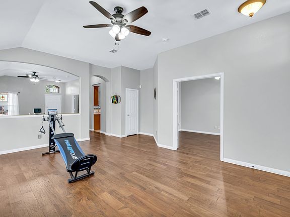 5th image of 1065 Springhill Dr